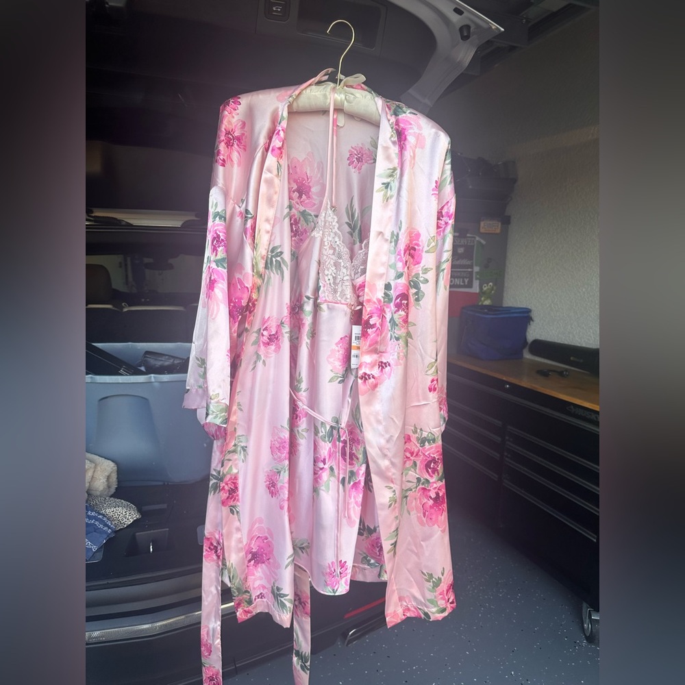 Thalia Sodi Pink Floral Satin nightgown and Robe size small New w/Tags